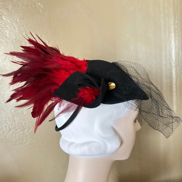 ADORABLE 1940s\' BLACK TILT HAT + RED FEATHERS & VEIL
